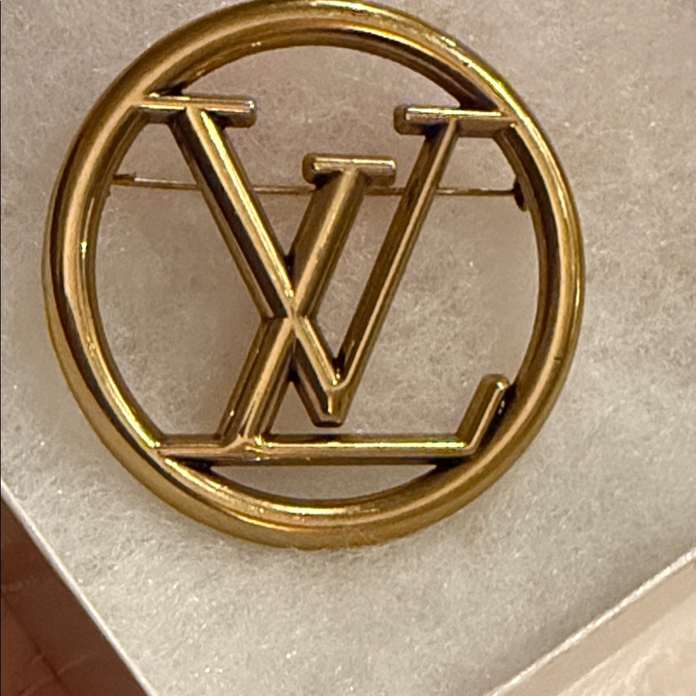 Fashion Jewelry Gold Circle Logo Brooch - Picture 4 of 6